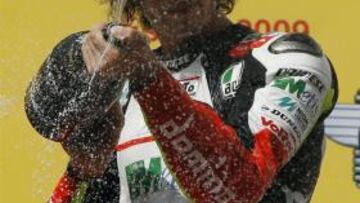 Simoncelli gana en 250cc, con Barberá tercero