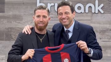 Muniain, posando con la camiseta de San Lorenzo de Almagro.