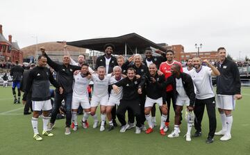El equipo All-Stars de Gullit celebran la victoria.