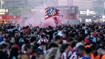 Aficionados del Atlético en los aledaños del Cívitas Metropolitano antes del partido ante el Borussia Dortmund.