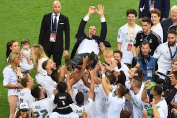 Manteo a Zidane por la victoria en la Champions del Real Madrid ante el Atlético de Madrid en Milán.