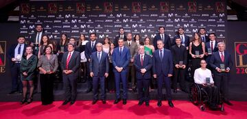 Foto de familia de los premiados en la gala anual del COE.