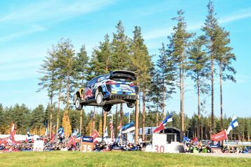 El Rally de Finlandia, disputado este fin de semana con victoria de Elfyn Evans, no es sólo el más rápido de todos los que forman el Mundial, sino que también deja ver algunos de los saltos más espectaculares. En la imagen, el francés Adrien Fourmaux despega con su Ford Fiesta durante uno de los tramos finales de la prueba.