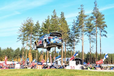 El Rally de Finlandia, disputado este fin de semana con victoria de Elfyn Evans, no es sólo el más rápido de todos los que forman el Mundial, sino que también deja ver algunos de los saltos más espectaculares. En la imagen, el francés Adrien Fourmaux despega con su Ford Fiesta durante uno de los tramos finales de la prueba.