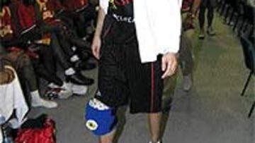 <B>NUEVE MESES ATRÁS...</B> Raúl López sufrió rotura de ligamento cruzado el 4 de noviembre de 2001, en la séptima jornada de Liga ACB. Fue operado dos semanas más tarde (se le injertó un ligamento del banco de donantes) y reapareció antes de los seis meses, el 8 de mayo de 2002, frente al Breogán.