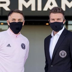 David Beckham y Phil Neville reaccionan a la salida de Solskjaer del Manchester United