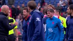 Simeone lo empuja y el DT del Feyenoord pasa un susto: "Si nadie hubiera estado allí..."