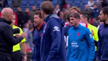 El momento en que Simeone empuja al técnico del Feyenoord