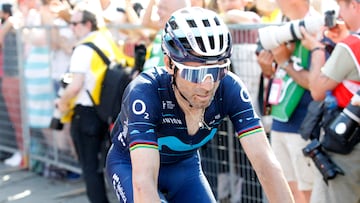 El ciclista espa?ol Alejandro Valverde llega a meta tras la decimocuarta etapa del Giro de Italia.
