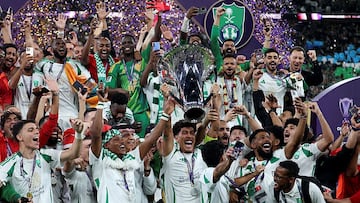 Al Ahli, con el español Gabri Veiga (abajo a la izquierda) celebra el título de la Champions de Asia.