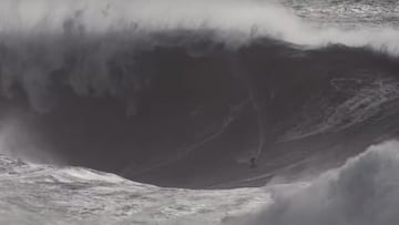 Sebastian Steudtner surfeando una ola gigante en Praia do Norte, Nazaré (Portugal), el pasado 24 de febrero del 2024, durante el paso de la borrasca Louis por la Península Ibérica.