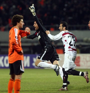 15/03/2007. Alegría de Palop tras rematar de cabeza un saque de esquina y marcar en el descuento el gol del empate ante el Shakhtar Donetsk en los octavos de final de la Copa UEFA 2006/07.