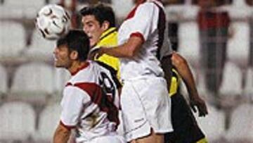 <b>DECISIVO</B>. Corino, que se adelanta a Ortíz, fue decisivo al transformar el penalti de la victoria.