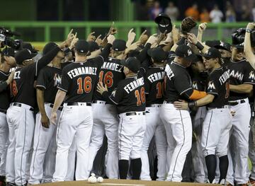 Los jugadores de los Marlins reunidos, señalando al cielo en honor su compañero José Fernández. 