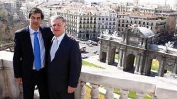 <b>RELEVO CORDIAL. </b>Javier Tejedor (izquierda) sustituye a Fernando Bermúdez en el MMT Estudiantes.