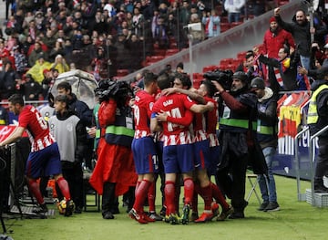Los jugadores celebran el 2-0 de Diego Costa. 