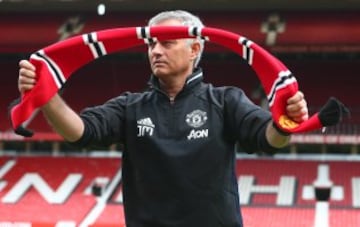 El técnico portugués posó en Old Trafford.