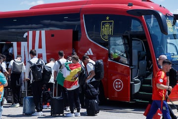 Los jugadores españoles se suben en el autobús tras la llegada a Madrid. 