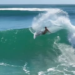 Cazan a Kelly Slater surfeando durante su baja por lesión de la World Surf League