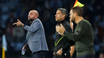 Claudio Giráldez, entrenador del Celta, da indicaciones durante el encuentro contra el Getafe en Balaídos, correspondiente a la 12ª jornada de la LaLiga EA Sports.