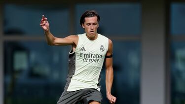 Álvaro Carreras entrenando en Valdebebas.