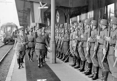 El 23 de octubre de 1940 en la estación de tren de Hendaya (Francia), tuvo lugar la única reunión entre Adolf Hitler y Francisco Franco. En ella se trató la posible intervención de España en la II Guerra Mundial. Tras invadir Francia, el dictador alemán quería asegurarse el control de Gibraltar en su objetivo de derrotar a Gran Bretaña. También quería que los militares españoles ayudaran a los alemanes en sus operaciones en Libia y Egipto contra los británicos. Franco y sus ministros estaban interesados en llevarse bien con Hitler porque pensaban que resultaría victorioso en la guerra. Pero finalmente, tras un intercambio de peticiones de Franco que sorprendieron a Hitler, el dictador español manifestó que España no estaba preparada para meterse en otra guerra. 