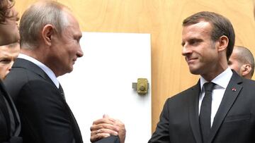 FILED - 30 September 2019, France, Paris: French President Emmanuel Macron greets Russian President Vladimir Putin before the funeral service of former French President Jacques Chirac at the Saint Sulpice de la Madeleine Church. Photo: -/Kremlin/dpa - ATT