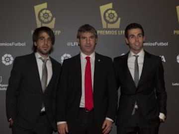 Los jugadores del Athletic de Bilbao Beñat y Susaeta con el presidente Josu Urrutia.