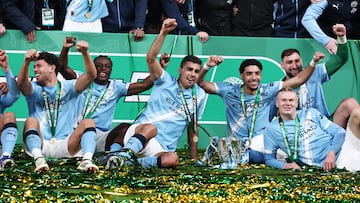 Soccer Football - Carabao Cup - Final - Arsenal v Manchester City - Wembley Stadium, London, Britain - March 22, 2026 Manchester City's Rodri, Omar Marmoush, Jeremy Doku, Matheus Nunes, Erling Haaland and Gianluigi Donnarumma celebrate with the trophy after winning the Carabao Cup REUTERS/David Klein EDITORIAL USE ONLY. NO USE WITH UNAUTHORIZED AUDIO, VIDEO, DATA, FIXTURE LISTS, CLUB/LEAGUE LOGOS OR 'LIVE' SERVICES. ONLINE IN-MATCH USE LIMITED TO 120 IMAGES, NO VIDEO EMULATION. NO USE IN BETTING, GAMES OR SINGLE CLUB/LEAGUE/PLAYER PUBLICATIONS. PLEASE CONTACT YOUR ACCOUNT REPRESENTATIVE FOR FURTHER DETAILS..