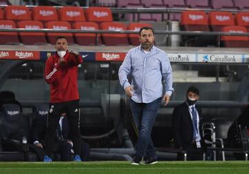 "Qui¨¦n nos iba a decir cuando vinimos para ocho partidos que ¨ªbamos a estar otras tres temporadas completas". Las palabras de Sergio Gonz¨¢lez cuando cumpli¨® sus 100 encuentros en Primera y se fotografi¨® junto a su presidente Ronaldo, resumen la incredulidad que en muchas ocasiones viven los entrenadores cuando su futuro est¨¢ en juego. En la historia del club de Pucela solo Vicente Cantatore (199), Jos¨¦ Luis Saso (161), Pep Mor¨¦ y Mendilibar (159) superan los 136 encuentros, los 12 primeros en Segunda con ascenso incluido, que el t¨¦cnico catal¨¢n ha encadenado desde que supliera a C¨¦sar Luis Sampedro en abril de 2018. Al acabar la temporada El Valladolid descendi¨® y el club pucelano decidi¨® rescindir el contrato de Sergio Gonz¨¢lez