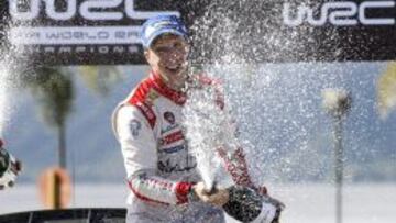 El brit&aacute;nico Kris Meeke celebra su t&iacute;tulo en el XION Rally Argentina 2015, en Villa Carlos Paz, C&oacute;rdoba, Argentina.