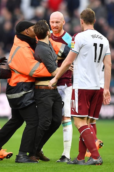 Tras la derrota de 0-3 ante el Burnley, seguidores de los Hammers ingresaron al campo para recriminar a sus jugadores.