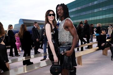 Anne Hathaway y Lil Nas X durante la Versace Fall-Winter 2023 celebrada en Los Angeles.