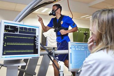 Rodrigo se sube al avión del Valencia rumbo a Crans Montana