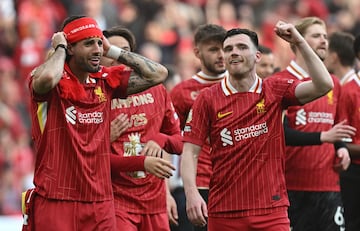 Los Reds celebran el t¨ªtulo n¨²mero 20 de liga tras golear al Tottenham 5-1 en el estadio de Anfield. En la imagen, Dominik Szoboszla y Andrew Robertson.