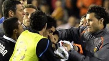<b>PUÑETAZO.</b> Mientras sujetaban a Burdisso en su pelea con Marchena se ha acercado David Navarro y su golpe ha roto la nariz al argentino, según el Roberto Mancini.