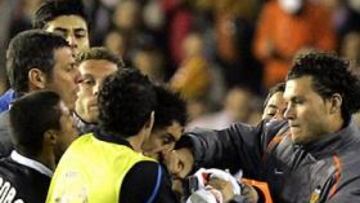 <b>PUÑETAZO.</b> Mientras sujetaban a Burdisso en su pelea con Marchena se ha acercado David Navarro y su golpe ha roto la nariz al argentino, según el Roberto Mancini.