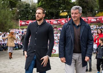 Oblak tiene un gran cartel en el fútbol europeo y ha sonado como futurible para varios clubes de la Premier: Chelsea, Liverpool, Manchester City. El Atlético le revisó en varias ocasione su contrato y la última vez fue en abril de 2019. Su cláusula de rescisión es de 120 millones. El club madrileño cuenta con él para próximas temporadas y cuando hay un nuevo rumor sobre su futuro se remite a los 120 millones que hay en su cláusula. 