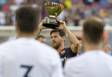 Messi lifts the Joan Gamper trophy - the 41st time Barça have won it in 53 editions.