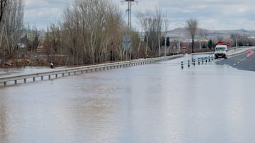 Agua desbordada del río Henares a la altura del kilómetro 16 de la M-206, a 12 de marzo de 2025, en Torrejón de Ardoz, Madrid (España). El Ayuntamiento de Torrejón de Ardoz ha informado que, debido a la subida del nivel del río Henares, se encuentra cerrado el acceso por la carretera M-206 desde Loeches hacia Torrejón de Ardoz, mientras que se mantiene abierto el acceso en sentido contrario. Asimismo, la Agencia de Seguridad y Emergencias de la Comunidad de Madrid (ASEM 112) ha activado en Torrejón de Ardoz la fase 0, el nivel más bajo de emergencia del Plan INUNCAM, cuyo propósito es gestionar situaciones de emergencia debido al riesgo de inundaciones.
12 MARZO 2025;CARRETERA CORTADA;TORREJÓN DE ARDOZ;MADRID;M-206
Alberto Ortega / Europa Press
12/03/2025