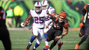 CINCINNATI, OH - NOVEMBER 20: LeSean McCoy #25 of the Buffalo Bills runs the ball away from Nick Vigil #49 of the Cincinnati Bengals during the first quarter at Paul Brown Stadium on November 20, 2016 in Cincinnati, Ohio. John Grieshop/Getty Images/AFP
== FOR NEWSPAPERS, INTERNET, TELCOS & TELEVISION USE ONLY ==