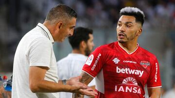 El entrenador de Ñublense, Jaime García, es fotografiado durante el partido de Primera División contra Colo Colo en el estadio Monumental.
