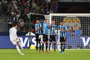 Diciembre de 2017. El Real Madrid gana el mundial de clubes al Gremio de Porto Alegre de Brasil tras vencer 1-0 en la final celebrada en Abu Dhabi. En la im¨¢gen, Cristiano Ronaldo marcando ¨²nico gol de falta directa.