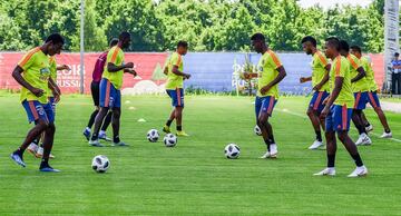 Colombia's players take part in a training session in Kazan on June 25, 2018.
Tras la contundente victoria 3-0 a Polonia, la Selección Colombia se alista para enfrentar a Senegal, por la tercera fecha del grupo H y que definirá la clasificación a los octavos de final. Al equipo colombiano solo le sirve ganar.