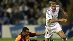 Zidane se escapa de Caf&uacute; en su primer partido en la Champions como jugador del Real Madrid