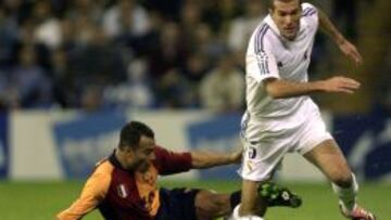 Zidane se escapa de Cafú en su primer partido en la Champions como jugador del Real Madrid