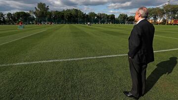 Florentino Pérez, presidente del Real Madrid, observa el entrenamiento del primer equipo en las instalaciones del Montreal Impact, ayer en Canadá.