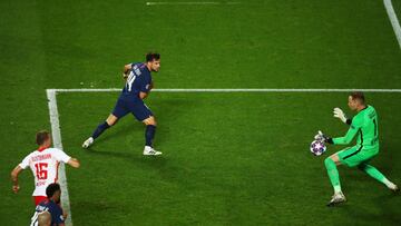 HANDOUT - 18 August 2020, Portugal, Lisbon: Paris Saint-Germain&#039;s Juan Bernat (C) scores his side&#039;s third goal during the UEFA Champions League semi final soccer match between RB Leipzig and Paris Saint-Germain FC at Estadio do Sport Lisboa e Be