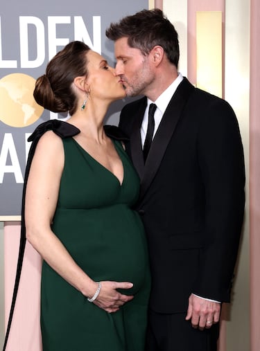 Hilary Swank, embarazada de gemelos, besa a su pareja Philip Schneider.