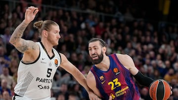 El alero del Barça Tornike Shengelia (d) en acción ante el alero del Partizan Dylan Osetkowski, durante el encuentro correspondiente a la fase regular de la Euroliga que disputan hoy viernes Barça y Partizan en el pabellón blaugrana de Barcelona.